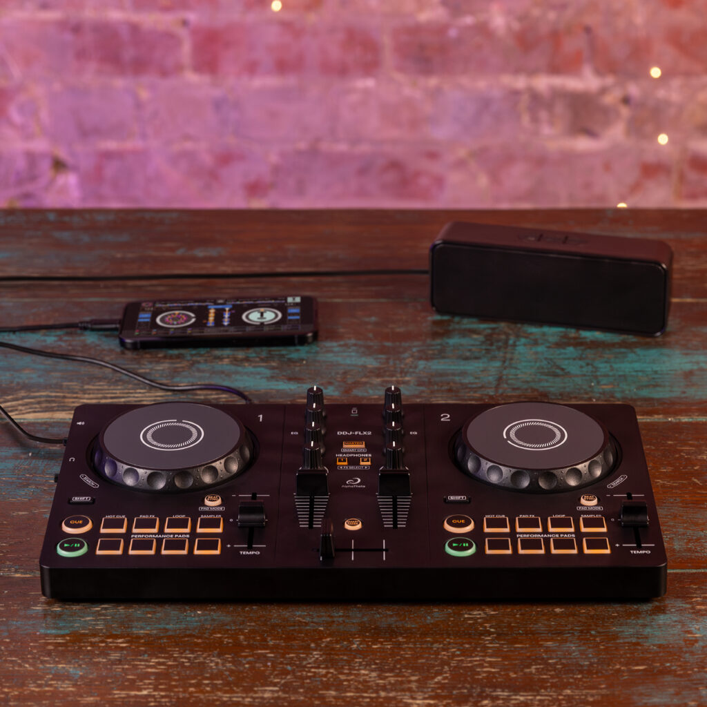 FREE YOUR INNER DJ: DJコントローラー「DDJ-FLX2」が登場 - AlphaTheta