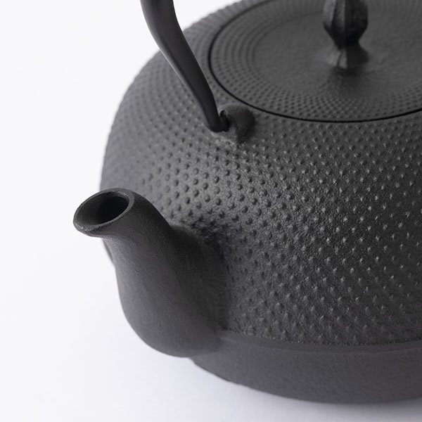 及源鋳造 南部鉄瓶 観月アラレ 1.2L｜食卓の道具｜中川政七商店 公式サイト