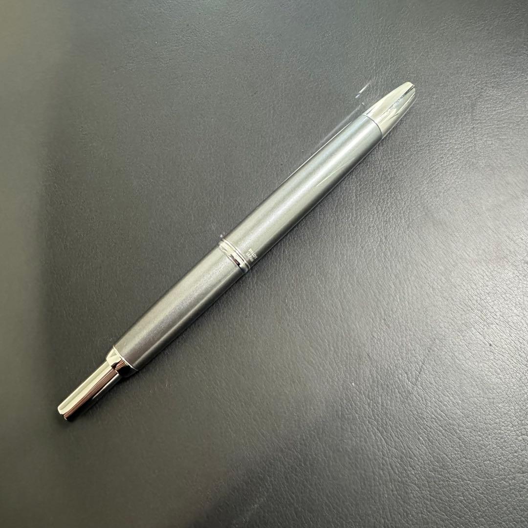 PILOT decimo 万年筆 グレー インク替え付き Pilot Vanishing Point Decimo Fountain Pen - Dark Grey - The Goulet
