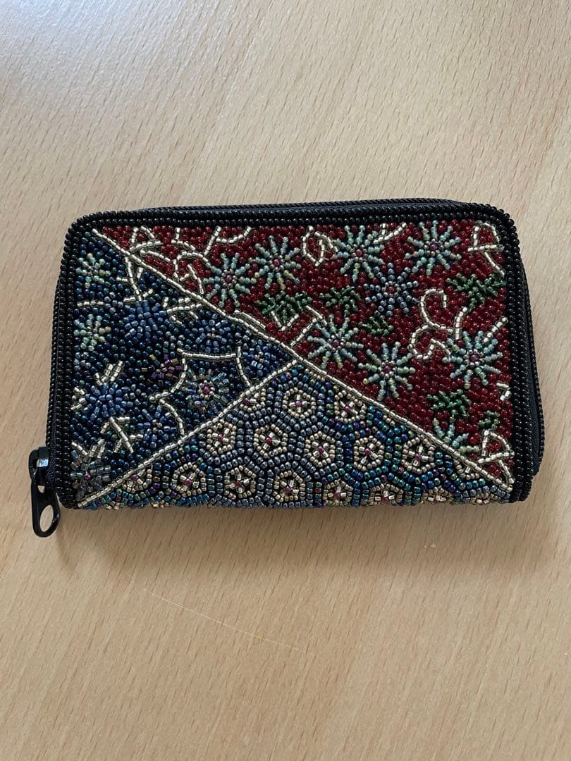 柏ビーズ　ラウンド小財布099赤帯柄ビーズ刺繍 柏ビーズ 小財布 柏ビーズ ラウンド小財布099赤帯柄ビーズ刺繍 【公式