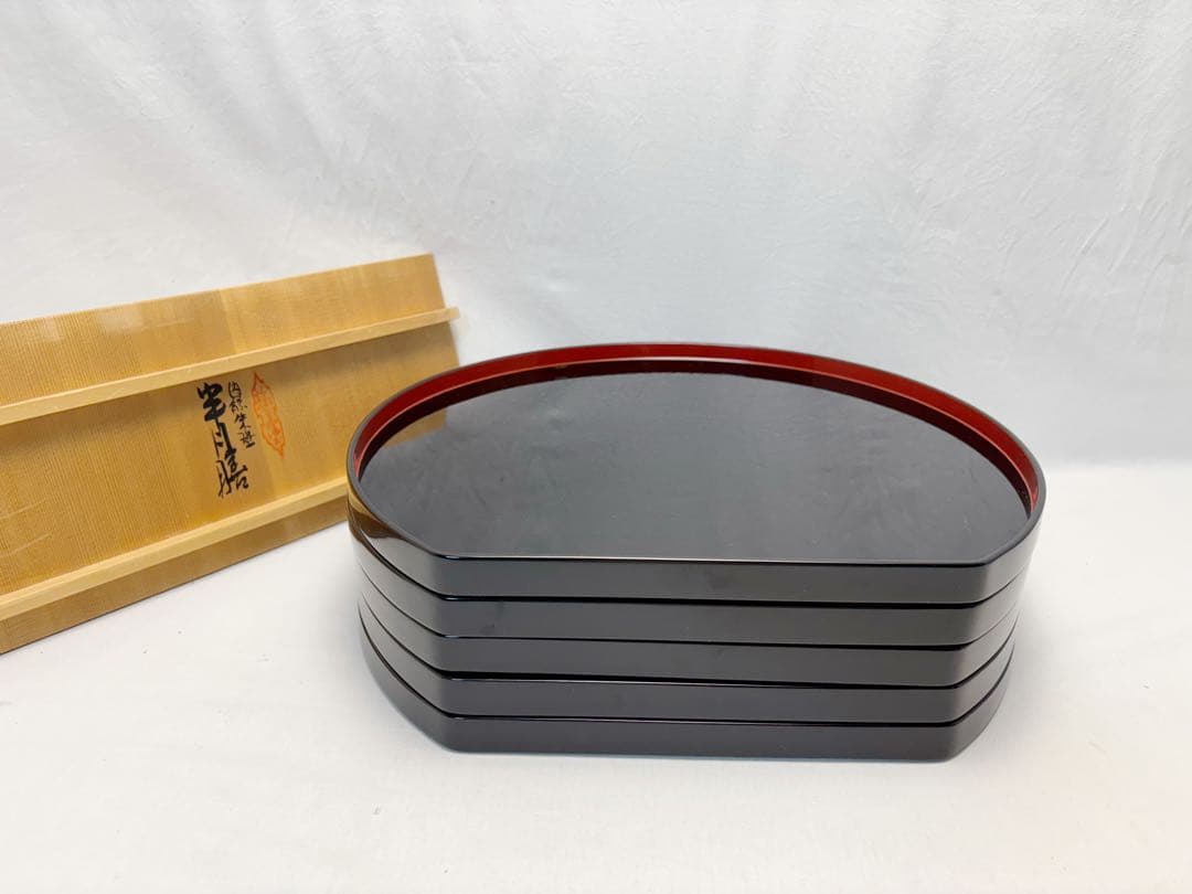 未使用 懐石道具 輪島塗 木製黒真塗 内縁朱塗 半月膳 5客揃 会席膳 共箱 懐石道具 輪島塗 木製黒真塗 内縁朱塗 半月膳 5客揃 会席膳 共箱 懐石