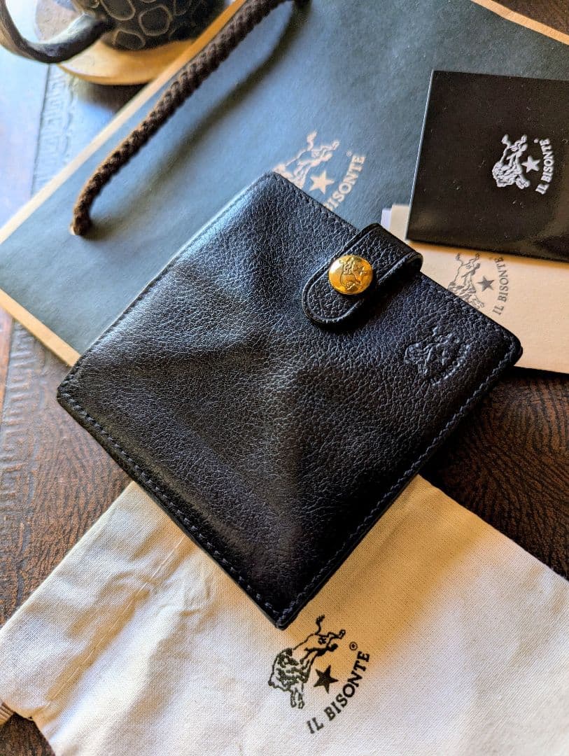 イルビゾンテ スクエアウォレット ブラック 美品 シボ加工 男女兼用 IL BISONTE（イルビゾンテ） 長財布 フラップウォレット ( ミドル